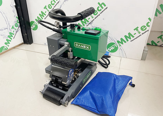 CX900 Sıcak Wedge kaynak makinesi 1800W 0,8-3,0mm HDPE Geomembrane Havuz Liner kaynak için